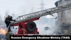 Пожарникари се обидуваат да го изгаснат пожарот од експлозијата во фабриката „Полипласт“ во Русија 