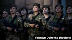 Вперше на параді крокуватиме коробка українських жінок-військовослужбовців 