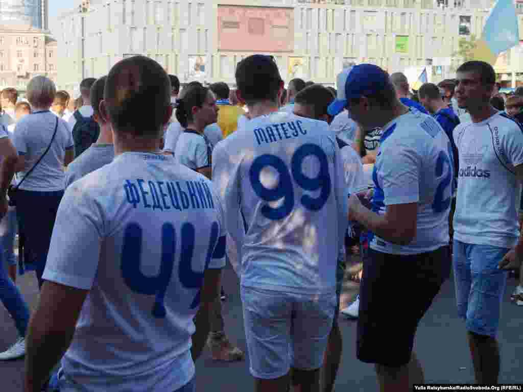 Фанати &laquo;Дніпра&raquo;, одягнені в футболки з прізвищами своїх улюблених гравців