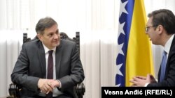 Predsjedavjući Vijeća ministra BiH Denis Zvizdić sa premijerom Srbije Aleksandrom Vučićem u Beogradu, 23. januara 2017.
