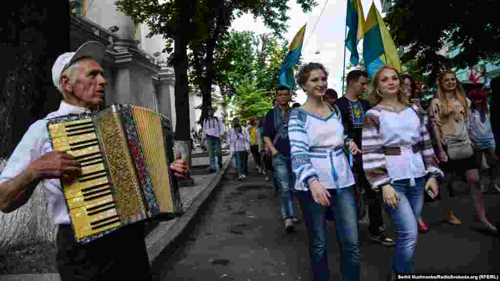 Під &laquo;Як тебе не любити, Києве мій!&raquo; мегамарш вишиванок йшов вулицями міста