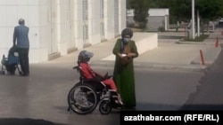 Mümkinçiligi çäkli çaga we ene (Arhiw suraty)