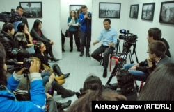 Казахстанский режиссёр Ермек Турсунов на встрече с поклонниками. Алматы, 29 января 2013 года.