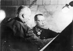 Хейнрици (справа) и командующий группой армий «Центр» генерал-фельдмаршалГюнтер фон Клюге. Сентябрь 1943