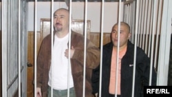 Арон Атабек (слева) и Курмангазы Утегенов во время суда по Шаныракским событиям. Алматы, октябрь 2007 года.