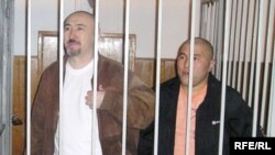 Арон Атабек (сол жақта) пен Құрманғазы Өтегеновтің сот залындағы сәті. Алматы, 5 қазан 2007 жыл.