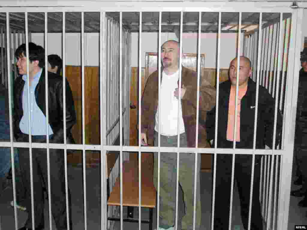 Суд приговорил Арона Атабека (второй справа) к 18 годам тюрьмы, Курмангазы Отегенова (справа) к 16 годам тюрьмы. - Суд признал виновным Арона Едигеева (второй справа) в организации беспорядков и приговорил его к 18 годам тюрьмы, а также осудил на 16 лет тюрьмы Курмангазы Отегенова (справа), признанного виновным в убийстве полицейского.