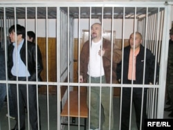 Подсудимые по делу Шанырака: Арон Атабек (второй справа), Курмангазы Отегенов (справа). Алматы, 5 октября 2007 года.