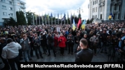 Учасники акції на Банковій вимагали не підписувати «капітуляційних угод з Путіним». Київ, 19 вересня 2019 року