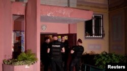 პოლიცია კიევის იმ სახლის სადარბაზოსთან, სადაც ცხოვრობდა და მოკლეს არკადი ბაბჩენკო. 2018 წლის 29 მაისი.