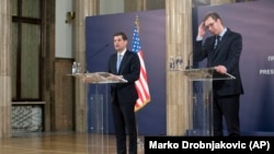 ԱՄՆ պետքարտուղարի Եվրոպական հարցերով տեղակալի պաշտոնակատար Վես Միթչելը և Սերբիայի նախագահ Ալեքսանդր Վուչիչը, Բելգրադ, 14 մարտի, 2018թ.