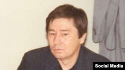 Азаттық радиосының Алматыдағы тілшісі Қиял Сабдалин. (1990-жылдары түсірілген сурет.)