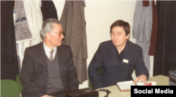 Директор Казахской редакции Азаттыка Хасен Оралтай (слева) и первый корреспондент Азаттыка в Алматы Киял Сабдалин. Архивное фото.