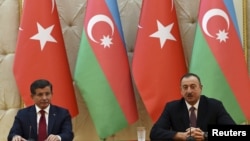 Ахмет Давутоглу (л) і президент Азербайджану Ільгам Алієв (п) на прес-конференції в Баку, 3 грудня 2015 року