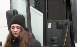 Виктория Воронина выходит из автобуса во время обмена.