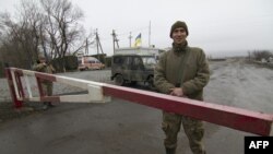 Пропускной пункт в районе деревни Зайцево в 35 километрах от Донецка, февраль 2016 года.