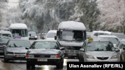 Оторбаев кыргыз сому 12 пайызга кунсузданып, ага орус рублинин наркынын түшүп кеткени катуу таасир эткенин айтты. 