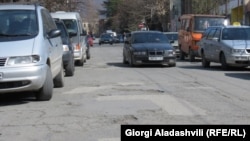 Трещины, ямы, обвалы – эти слова наиболее четко описывают сегодняшнее состояние тбилисских дорог