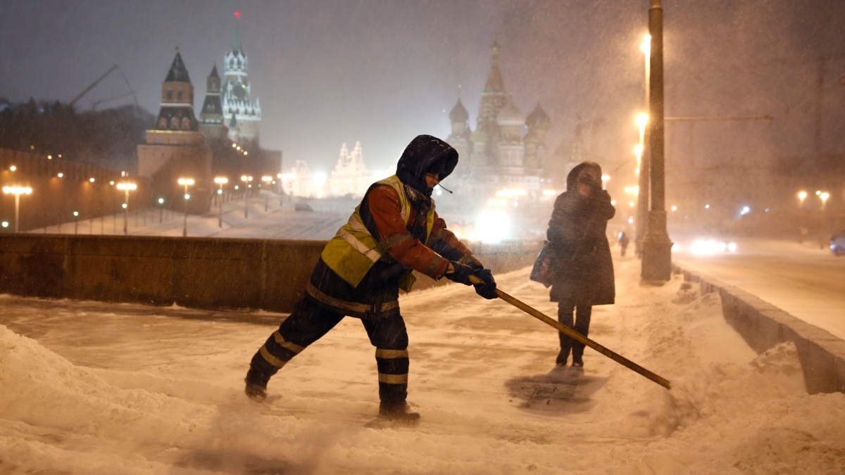 В Москве и области из-за сильного снегопада затруднено движение