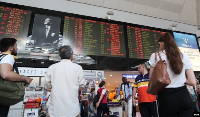 Табло с отмененными из-за путча рейсами в аэропорту Ататюрка, 16 июля 2016 года