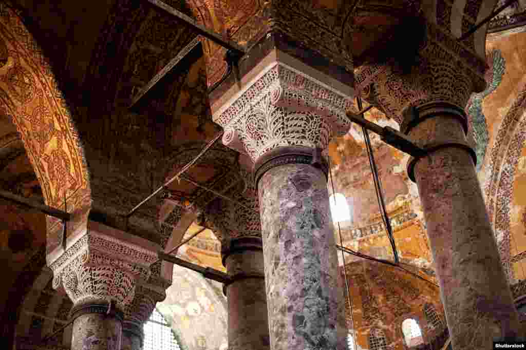 Стародавні різьблені колони всередині Святої Софії. Із 2018 року президент Туреччини Реджеп Таїп Ердоган публічно говорив про перетворення будівлі назад у мечеть &nbsp; &nbsp;