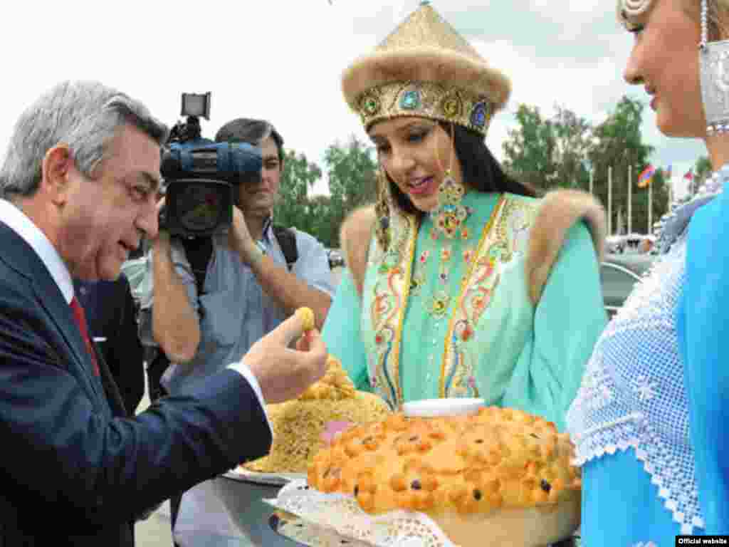 Россия – Президента Армении встречают в Казани, 24 июня 2011 - Armenian president S.Sargsian in Kazan