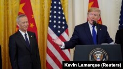 Američki predsjednik Donald Trump drži govor pored kineskog potpredsjednika vlade Liu He uoči potpisivanja prve faze trgovinskog sporazuma između ove dvije zemlje