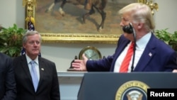Bivši američki predsednik Donald Tramp pokazuje na Marka Medouza 9. oktobra 2019.