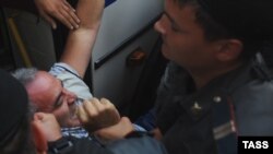 Каспаров полиция томонидан ҳибсга олинаётган пайт. (17 август)