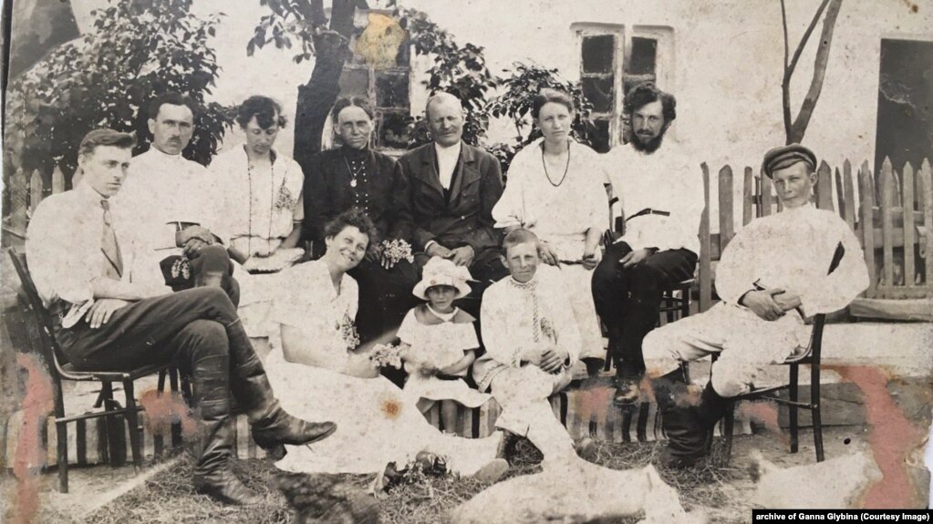 Родина Кирпенків біля флігеля, 1921 рік