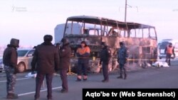 У сгоревшего автобуса на трассе в Актюбинской области. 18 января 2018 года.