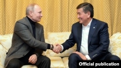 Президенты Кыргызстана Сооронбай Жээнбеков (справа) и России Владимир Путин. Сочи. 9 февраля 2019 года.