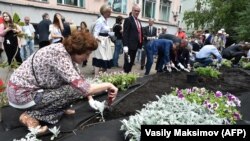 Participants planted flowers in the Politkovskaya Garden.