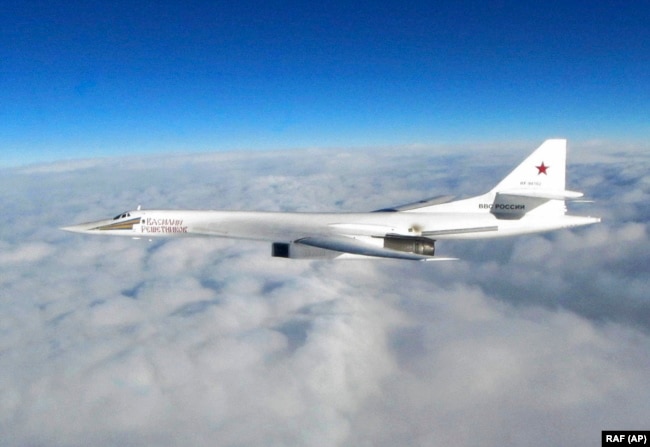 Самолет британских ВВС засек и сфотографировал Tу-160 15 января 2018 года.