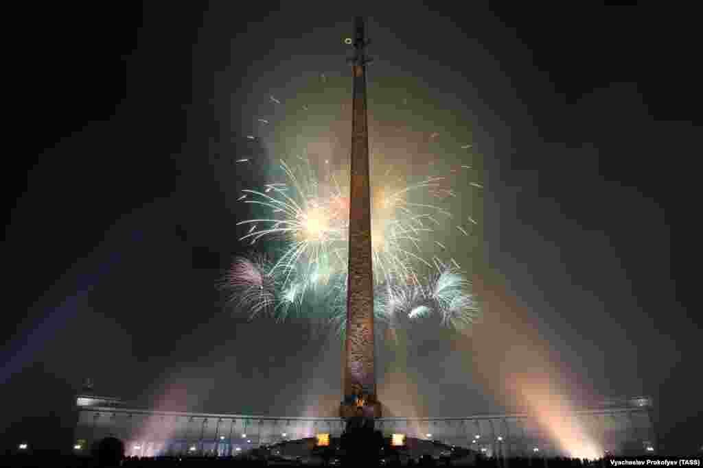 Fireworks go off over Poklonnaya Hill to mark Defender of the Fatherland Day in Moscow on February 23.&nbsp;​Located at the Poklonnaya Hill is the museum of the Great Patriotic War, which features 14,143 square meters of exhibition space on the territory of a 2,424-hectare park. Located in the center of the square is an obelisk and a statue of Nike, the Greek goddess of victory.