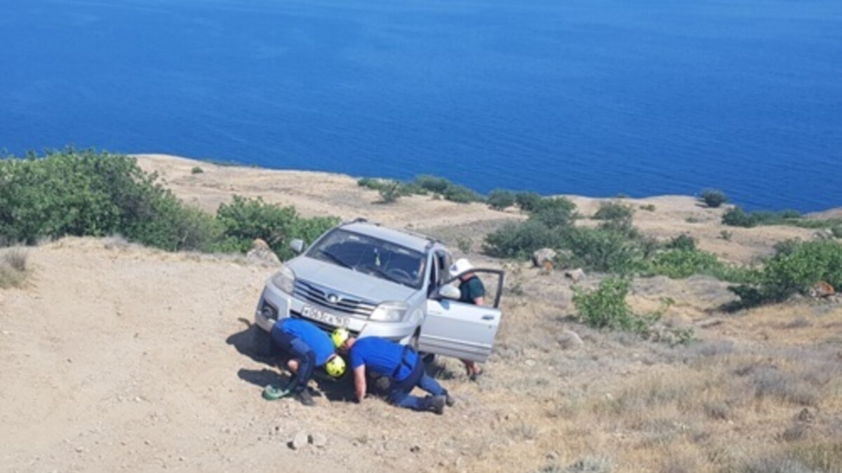 На мысе Меганом в Судаке застрял автомобиль с детьми – спасатели (+фото)