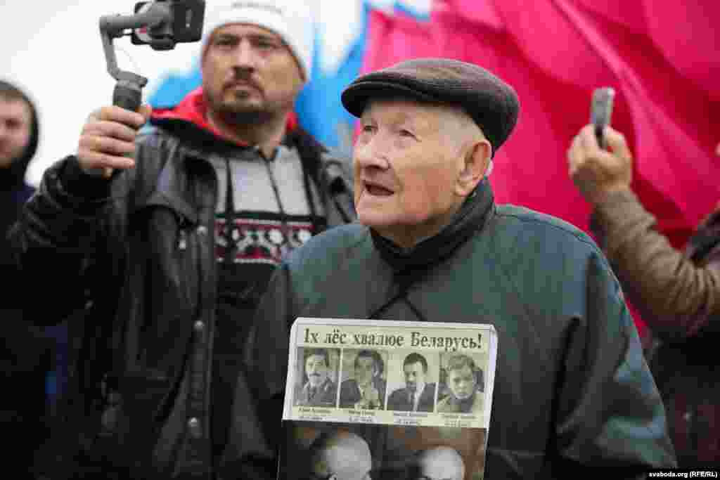 91-летний участник акции вышел выразить свое негативное отношение к интеграции с Россией, а также напомнить о судьбах пропавших политиков &ndash; оппонентов Лукашенко