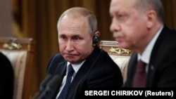 Rrezident Rejep Taýyp Erdogan rus kärdeşi Wladimir Putin bilen. Soçi, 14-nji fewral, 2019.