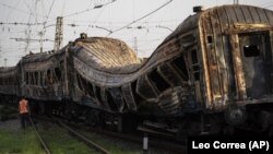 Наслідки російського удару по залізничній станції в селищі Чаплине 24 серпня, від якого загорілися 5 пасажирських вагонів і загинуло 25 людей та понад 30 поранені.