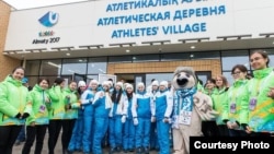 Казахстанские спортсмены, участвующие в Универсиаде, рядом с атлетической деревней в Алматы. 