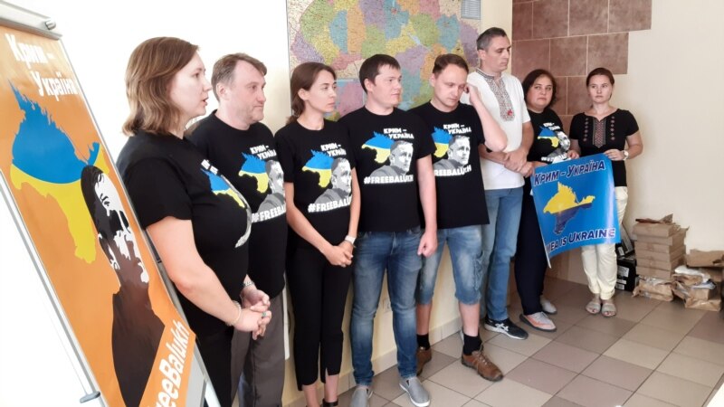 В Киеве активисты по просьбе Балуха передают его внуку в Крым вышиванку (+фото)