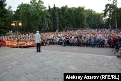 Сотни людей пришли послушать знаменитого актера театра и кино Василия Ланового на концерте в Алматы. 21 июня 2017 года.