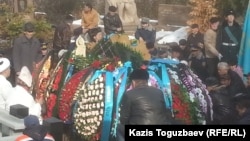 Похороны легендарного летчика Талгата Бегельдинова на Кенсайском кладбище. Алматы, 12 ноября 2014 года.