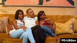 Барак Обама со своими дочерьми смотрит телетрансляцию выступления Мишель Обамы на национальном съезде Демократической партии США