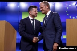 Vladimir Zelensky (left) and Donald Tusk during a meeting in Brussels in June 2019