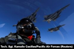 Stërvitjet ajrore në afërsi të bazës ushtarake të SHBA-së në Guam më 2017, ku kanë marrë pjesë forcat ajrore amerikane, të Koresë së Jugut dhe Japonisë.