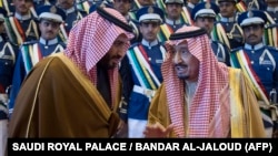 ملک سلمان (راست) در کنار محمد بن سلمان، ولیعهد و وزیر دفاع عربستان سعودی.