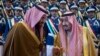 Король Саудовской Аравии Салман (справа) беседует с наследным принцем Мухаммадом бен Салманом 