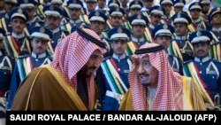 Kral Salman bin Abdulaziz (sağda) vəliəhd şahzadə Mohammed bin Salman-la, arxiv fotosu