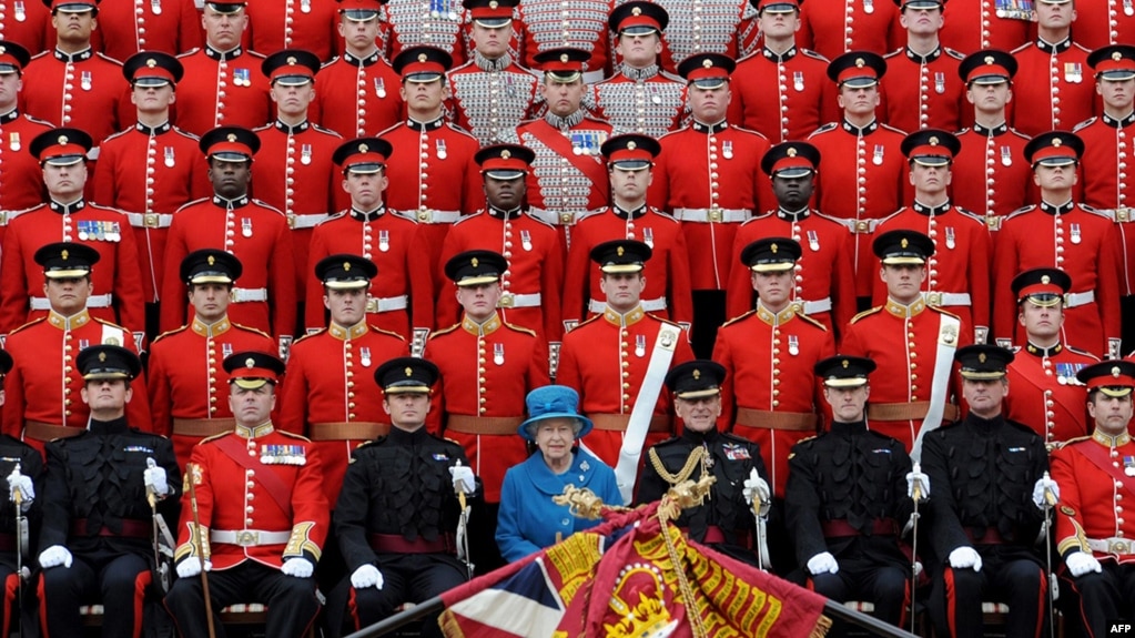  Кралица Елизабет и принц Филип (в средата на първия ред) театралничат за публична фотография с Кралската армия, Лондон, 11 май 2010 година 